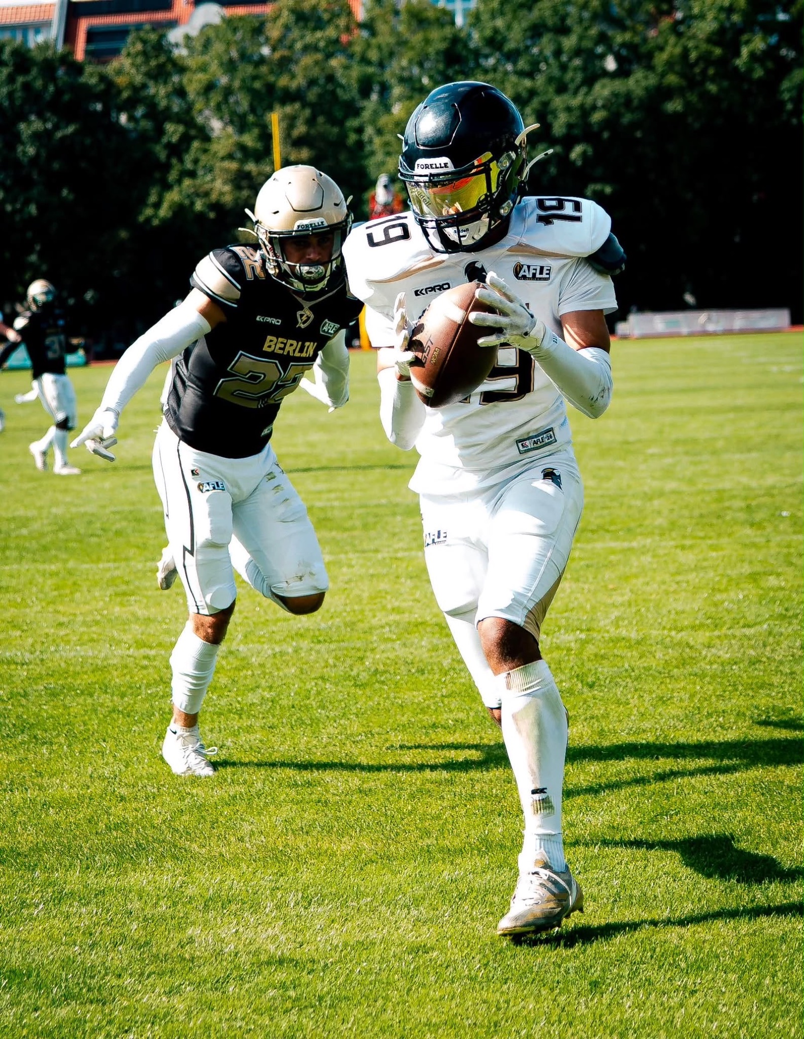 Ellis Roff catching the ball as a wide receiver for London Warriors